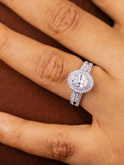 Etoro Oval 18Karat White Gold Engagement Ring
