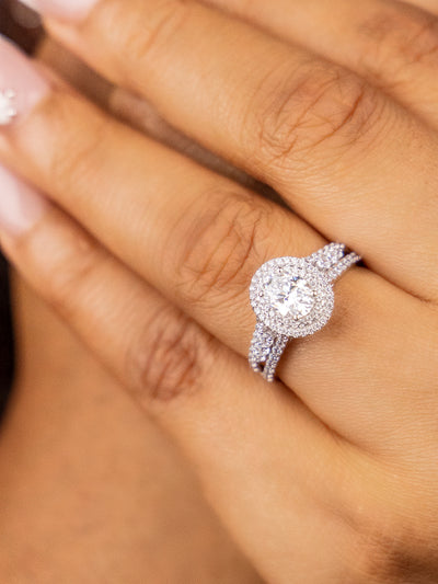 Etoro Oval 18Karat White Gold Engagement Ring